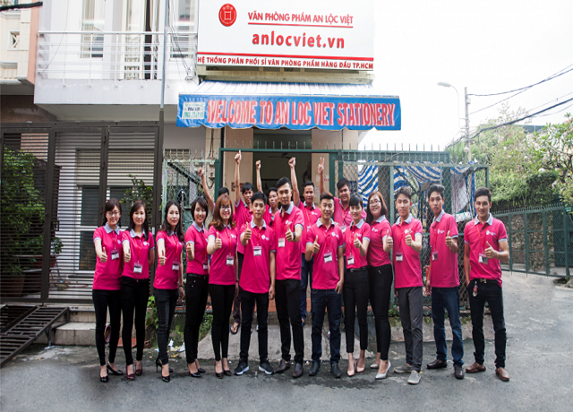 Nét đẹp văn hóa doanh nghiệp đeo dây đeo cổ  - bảng tên  nhân viên tại vpp An Lộc Việt